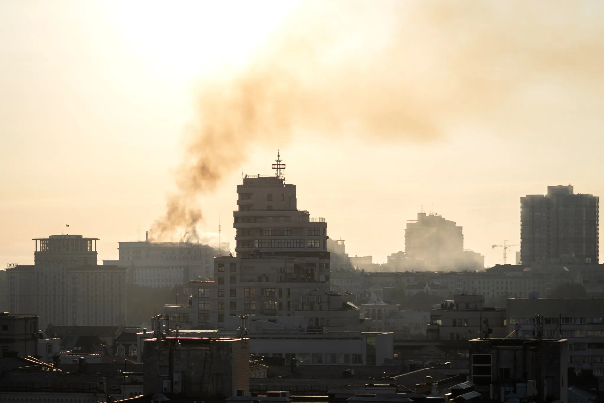 Удар РФ по серцю Києва та інших містах України: пожежа в Кабміні, дронова атака і нові вимоги до ППО